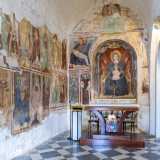 Camminando sul pavimento a scacchiera ci avviciniamo alle pareti affrescate, il vero tesoro  della chiesa. Sono opera della bottega di Giovanni di Francia: pittore attivo in Puglia nella prima met� del Quattrocento